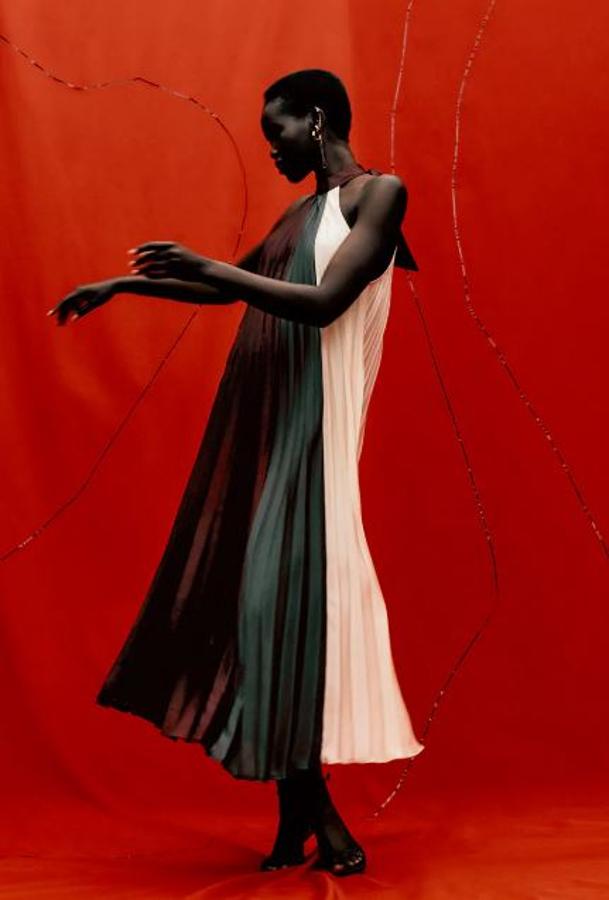 Vestido midi plisado de colores y lazada al cuello, de Zara (49,95 euros).