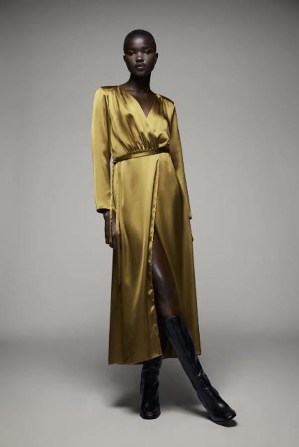 Vestido satinado cruzado en color ocre y manga larga, de Zara (39,95 euros).