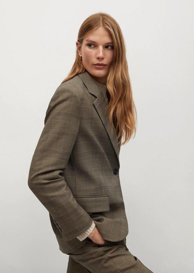 Estampado Príncipe de Gales para esta americana de Mango con cuello de solapa, manga larga con puños abotonados y bolsillos de solapa laterales. Con cierre frontal de botón a contraste, tiene un precio de 59,99 euros y está disponible entre las tallas XS y XL.