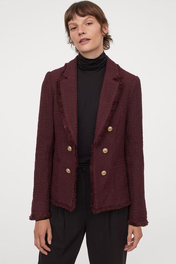De venta exclusiva en la web de H&M, esta americana entallada en tejido con textura de mezcla de lana con bordes deshilachados viene con solapas de muesca, bolsillos delanteros ribeteados y botones decorativos en dorado en el cierre frontal y los puños. Cuesta 59,99 euros y está disponible entre las tallas 32 y 50.