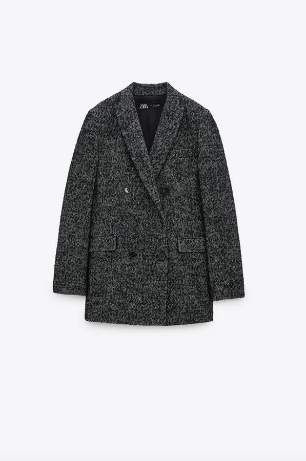 Confeccionada con tejido en mezcla de lana, esta blazer de Zara viene con cuello solapa y manga larga con hombros marcados. Con bolsillos con solapa en delantero y de vivo en pecho, tiene cierre frontal con botones y podemos comprarla entre las tallas XS y XXL por 69,95 euros.