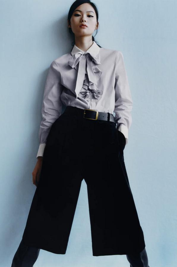 De tiro alto y pernera ancha, este pantalón culotte de terciopelo de Zara en color negro viene con bolsillos delanteros y cierre lateral con cremallera oculta en costura y gancho. Con un precio de 25,95 euros, podemos encontrarlo entre las tallas XS y L.