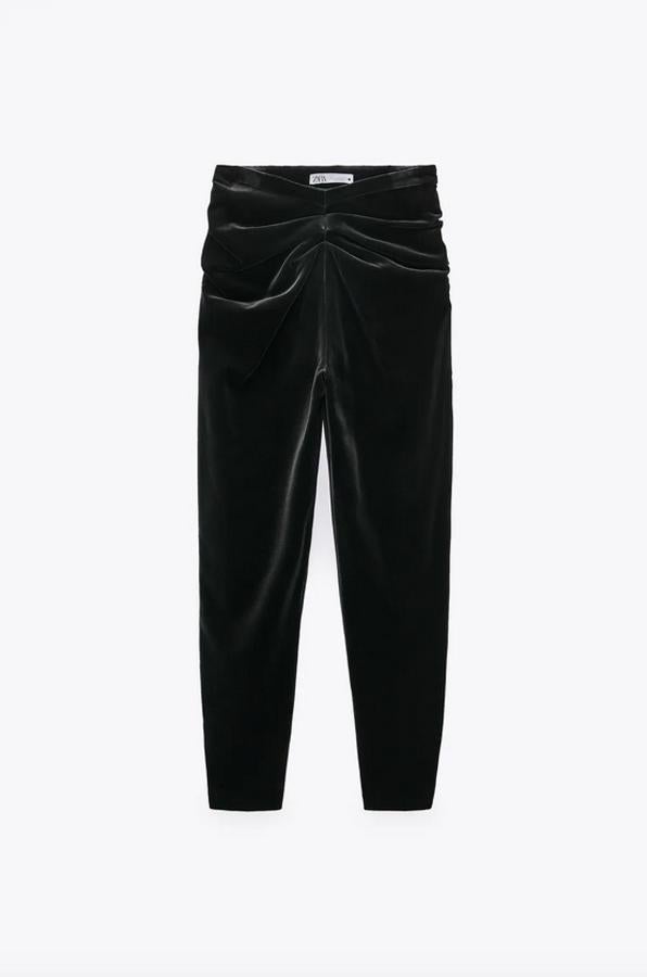 Dentro de la última colección edición limitada de Zara hemos encontrado estos pantalones negros de tiro alto con cierre de cremallera lateral en la costura. Cuesta 39,95 euros y está disponible entre las tallas XS y XXL.