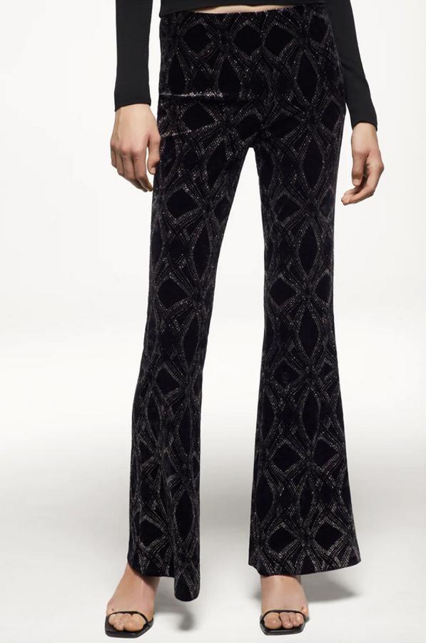 De tiro alto, con bajo acabado en línea evasé, este pantalón de Zara en color negro viene con detalle de aplicación de brillos y cierre de cremallera lateral oculta en costura. Tiene un precio de 29,95 euros y está disponible entre las tallas XS y XXL.