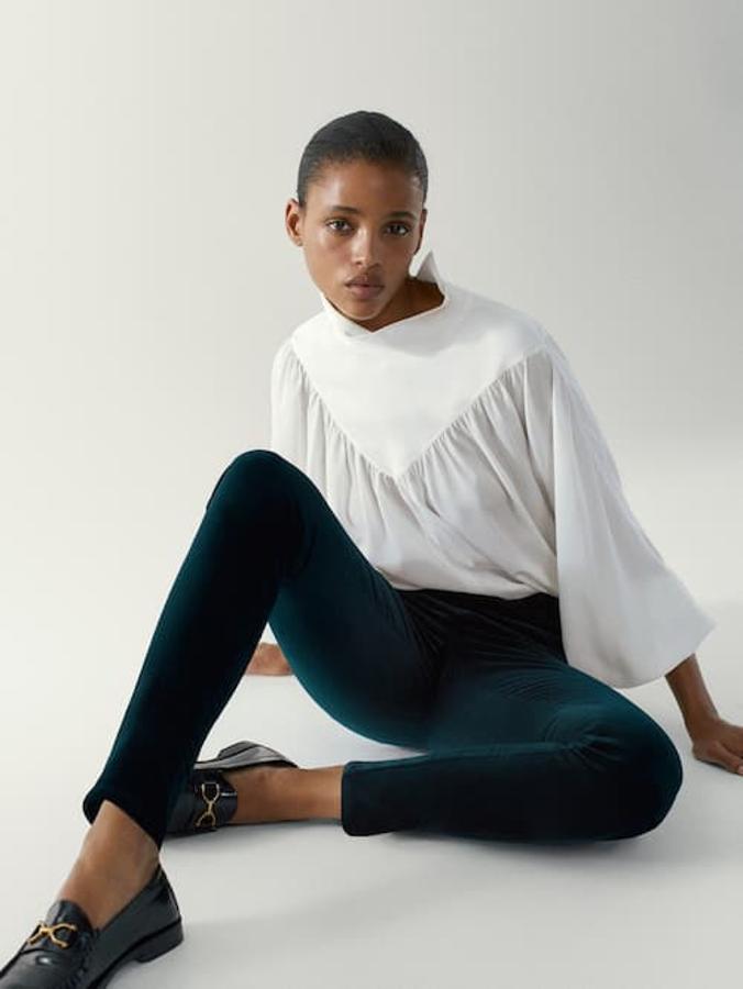 Confeccionado en algodón y con corte skinny, este pantalón de terciopelo de tiro alto en verde oscuro es de Massimo Dutti y tiene un precio de 49,95 euros. Está disponible entre las tallas 34 y 44, y en azul, color aceite y negro.