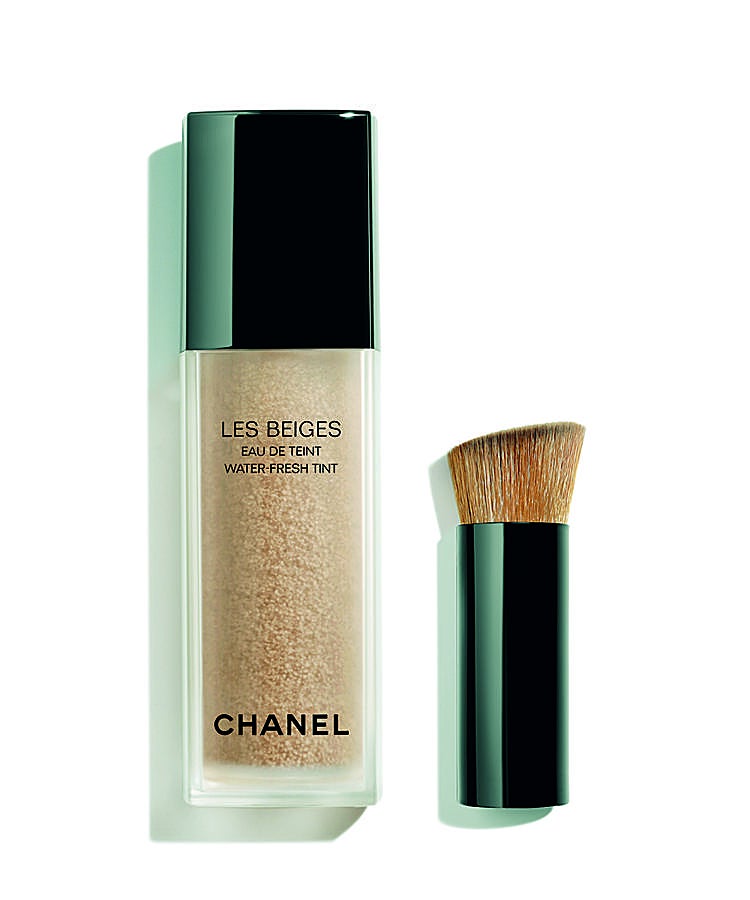 Les Beiges Eau de Teint de Chanel (60 euros) es un fondo de maquillaje fresco en agua con microburbujas de pigmento efecto 'piel desnuda' y un acabado natural totalmente transparente. Su textura gelificada libera sus agentes hidratantes: glicerina de origen vegetal y extracto de tamarindo, aportando una sensación inmediata de frescor.
