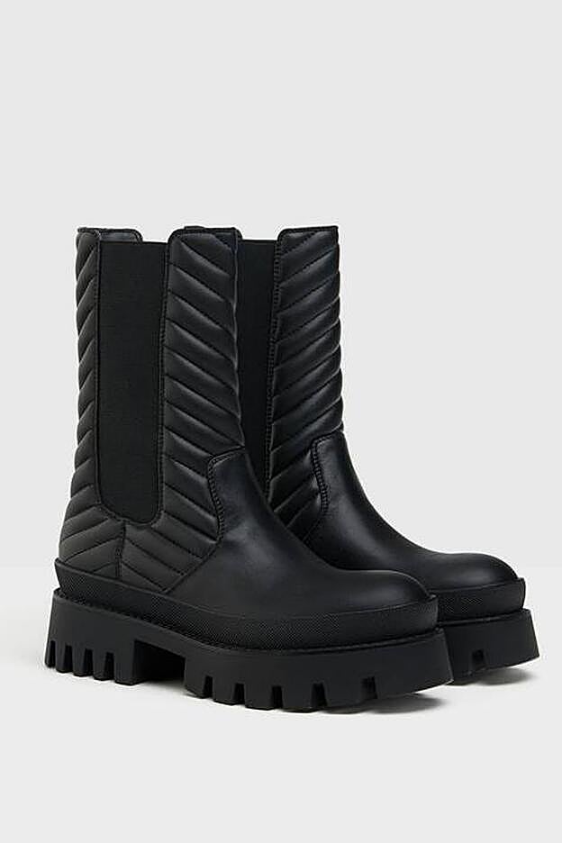 Espectaculares botines con decoración de acolchado de Bershka.