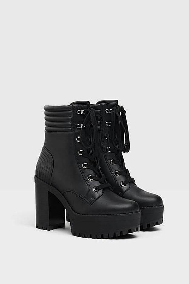 Precioso diseño con plataforma y tacón de botas militares, de Bershka.