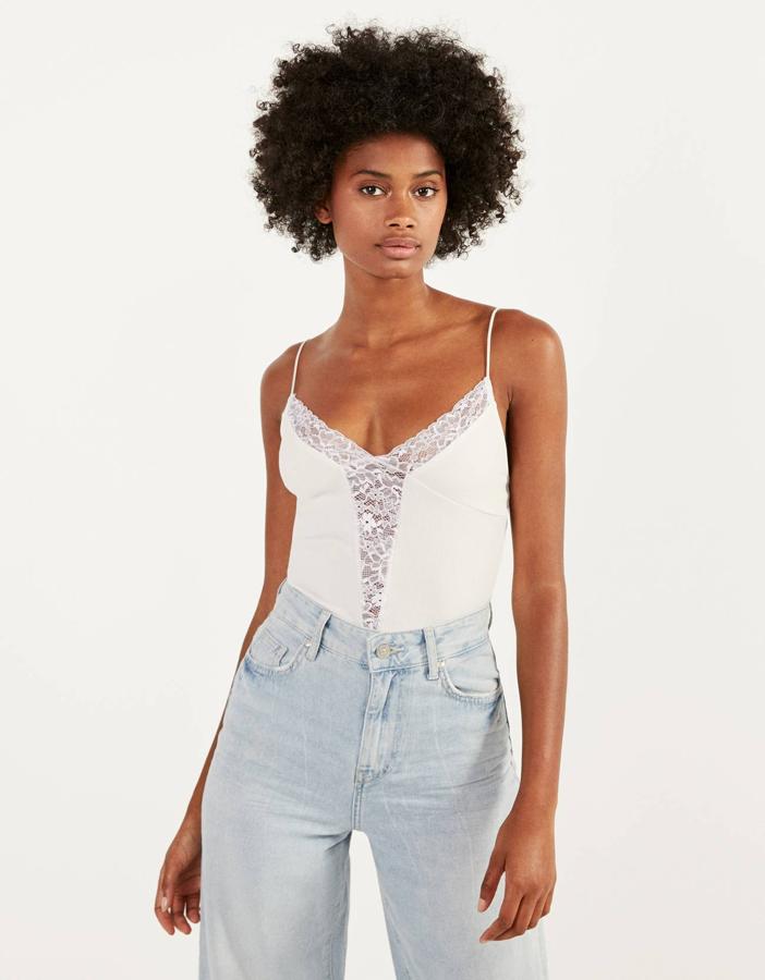 En color blanco, con detalle de encaje en el escote largo, este body de tirantes finos de Bershka tiene un precio de 12,99 euros y está disponible entre las tallas XS y L.