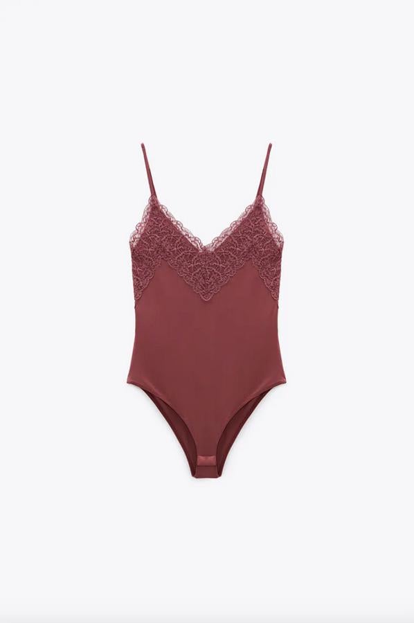 Confeccionado en tejido sostenible con mezcla de poliamida, este body elástico de Zara viene con escote de pico, tirantes finos y detalle de encaje en el pecho combinado a tono. Cuesta 12,95 euros y podemos encontrarlo en las tallas S, M y L y en rosa, blanco y negro.