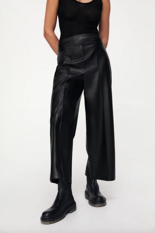 Disponible en negro o en marrón oscuro, este pantalón en efecto piel de Zara con diseño culotte viene con tiro alto, detalle de costuras marcadas y cierre lateral con cremallera oculta. Podemos encontrarlo entre las tallas XS y XXL por 29,95 euros.