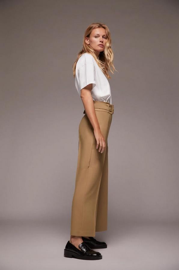 En color tostado, con tiro alto, cinturón con hebilla forrada a tono y cierre con cremallera lateral oculta e n costura, este pantalón culotte de Zara tiene un precio de 29,95 euros y está disponible entre las tallas XS y XXL.