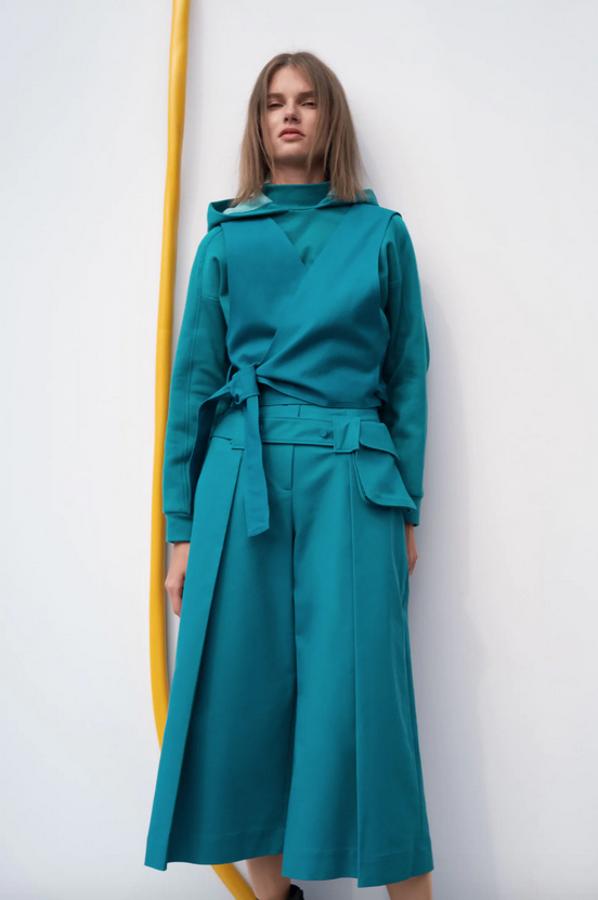 De tiro alto, con pernera ancha, pliegues en delantero y detalle de cinturón con bolsillo combinado a tono, este pantalón culotte de Zara pertenece a su colección sostenible y viene con cierre frontal de cremallera, botón interior y gancho metálico. En un original verde agua, cuesta 39,95 euros y solo queda en las tallas XS y L.