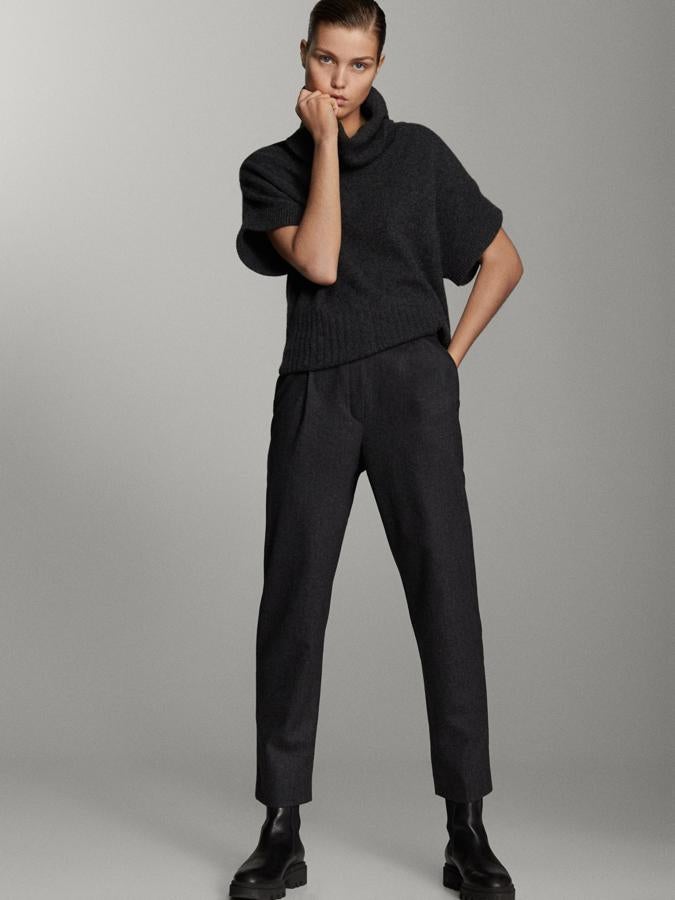 Acabados acanalados, cuello desbocado y manga corta oversize para este jersey de cuello alto desbocado en gris antracita confeccionado en lana. Disponible también en crudo, tiene un precio de 89,95 euros y podemos encontrarlo en las tallas XS-S y M-L.