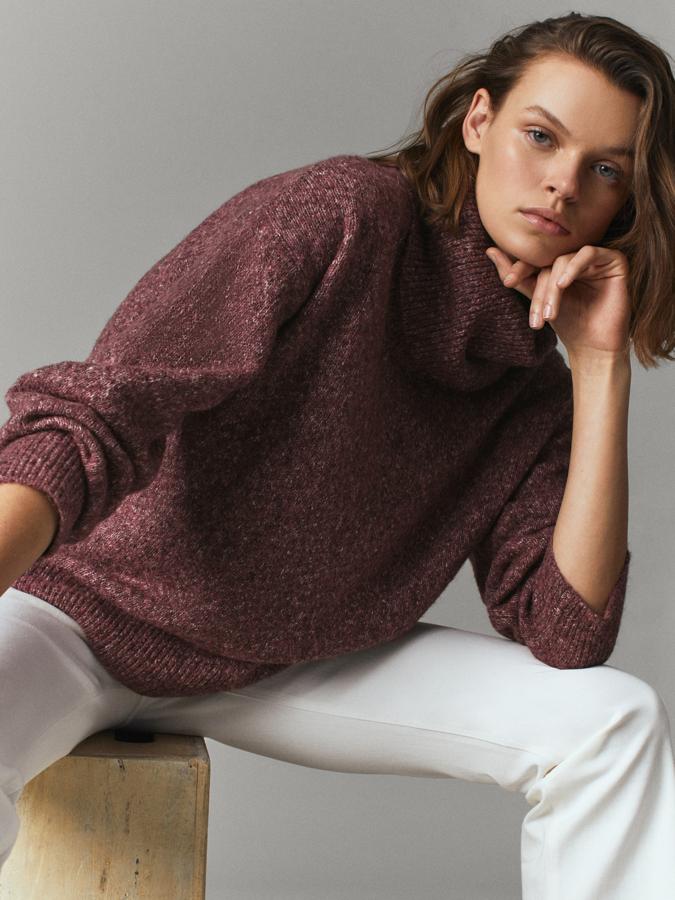 Para las amantes de los tonos rosados y rojos Massimo Dutti tiene este jersey de corte recto en color arcilla, con cuello desbocado y acabados acanalados. Cuesta 69,95 euros y está disponible en las tallas S, M y L.