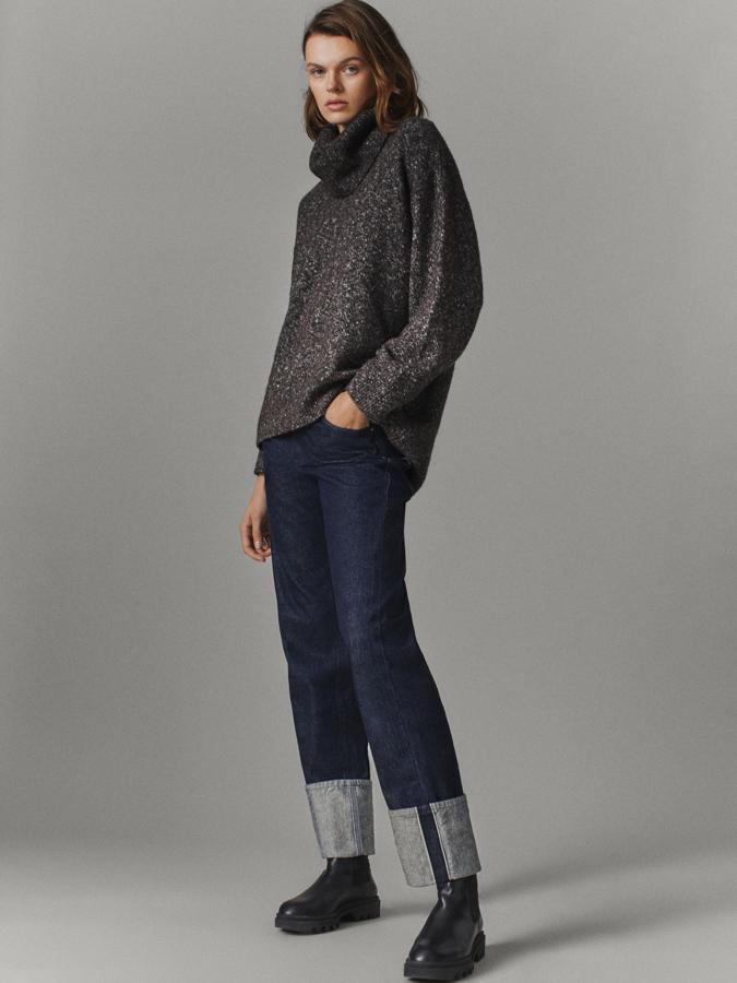 Corte recto y acabados acanalados para este jersey en color chocolate con cuello desbocado que cuesta 69,95 euros y está disponible en las tallas S, M y L.