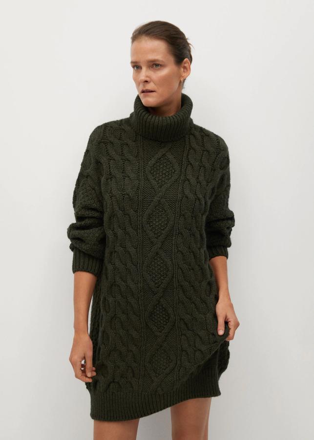 Este vestido verde musgo de punto grueso de Mango, con tejido de ochos y cuello vuelto, es perfecto para los días más fríos (39.99 euros).