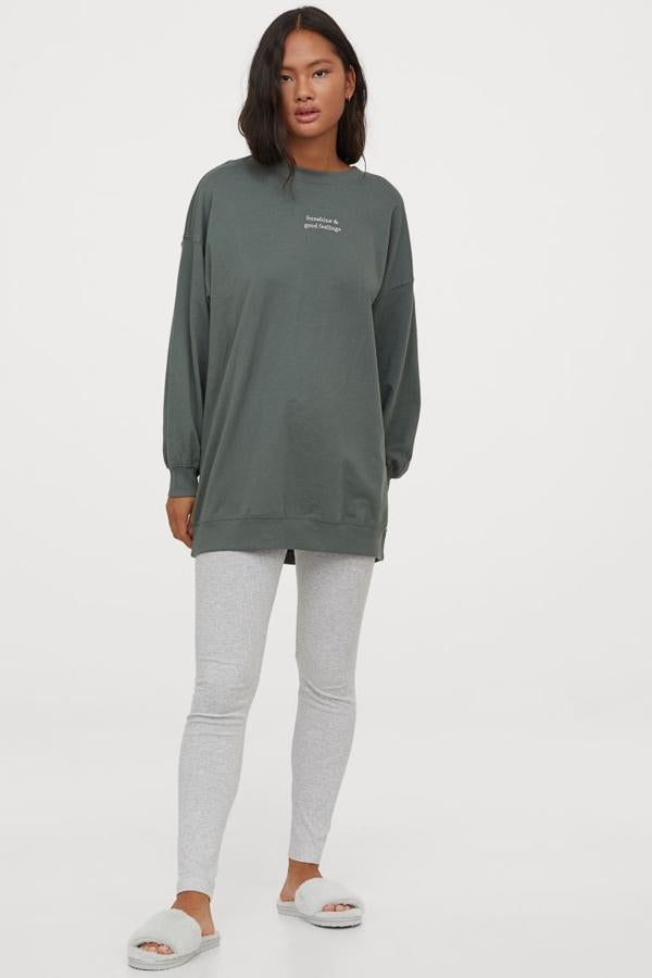 Sudadera oversize con hombros caídos y remate elástico en cuello puños y bajo y leggings de punto con cintura elástica para este pijama de dos piezas de H&M en verde y gris jaspeado que cuesta 19,99 euros y está disponible entre las tallas XS y XL.