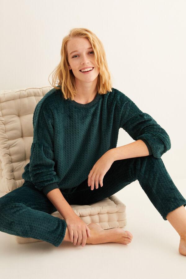 Tejido calado en color verde para este pijama largo polar de Women Secret con cintura elástica y pantalón con bajo en puño. De 36,99 euros ha pasado a costar 28,99 euros y está disponible entre las tallas XS y XXL.