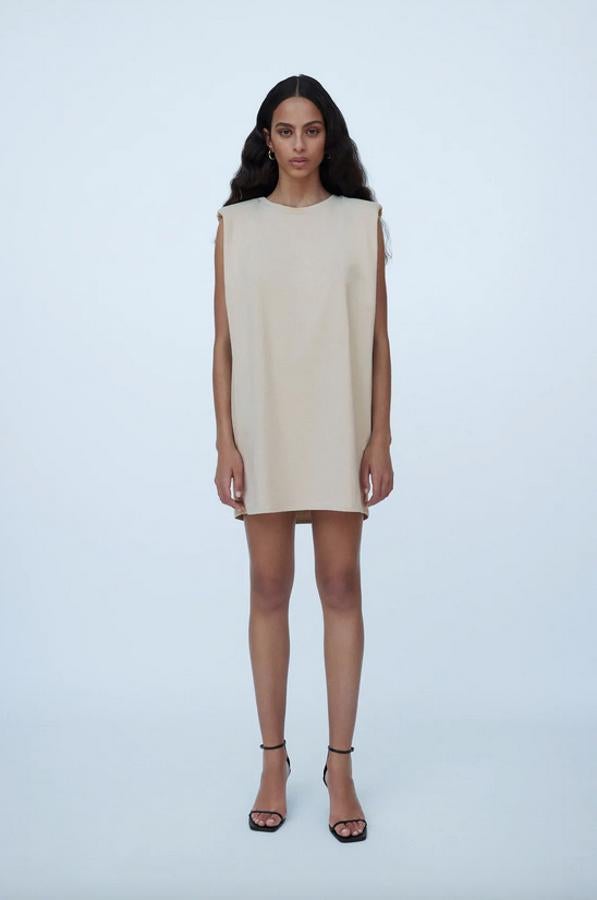 Confeccionado con algodón orgánico, este vestido corto de cuello corto con manga sisa con hombreras costaba 15,95 euros y ahora podemos comprarlo por 7,99 euros en las tallas S, M y L.