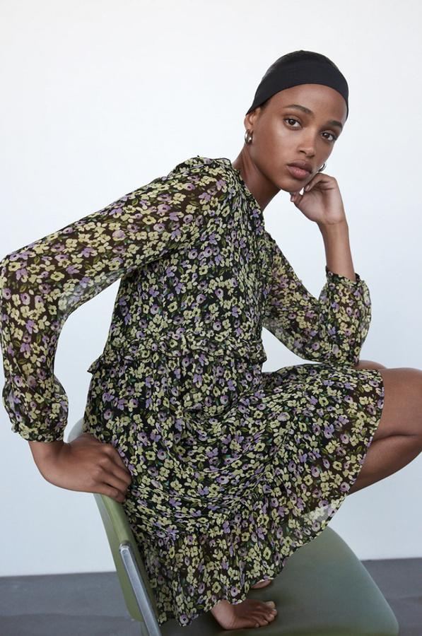 Con escote de pico y mangas largas, este vestido mini con estampado de flores en verde pastel y lila viene con detalle de aplicación de volantes combinados a tono. Solo queda en la talla L y de 29,95 euros ahora cuesta 15,99 euros.