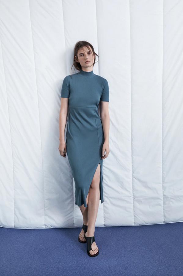 Diseño midi en color azul para este vestido de cuello subido y mangas cortas que tiene abertura en delantero en el bajo. De 15,95 euros ha pasado a 7,99 euros y está disponible únicamente en la talla S.