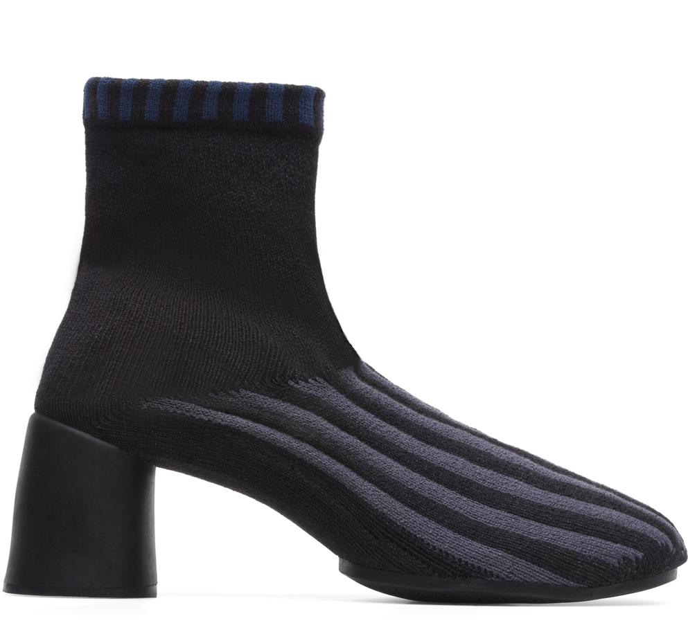 El nuevo modelo de Camper es una colaboración con Tencel y está realizado con una técnica innovadora de construcción de punto que contiene fibras de lyocell de origen vegetal, procedentes de fuentes de madera de producción sostenible. Cuesta 135 euros.