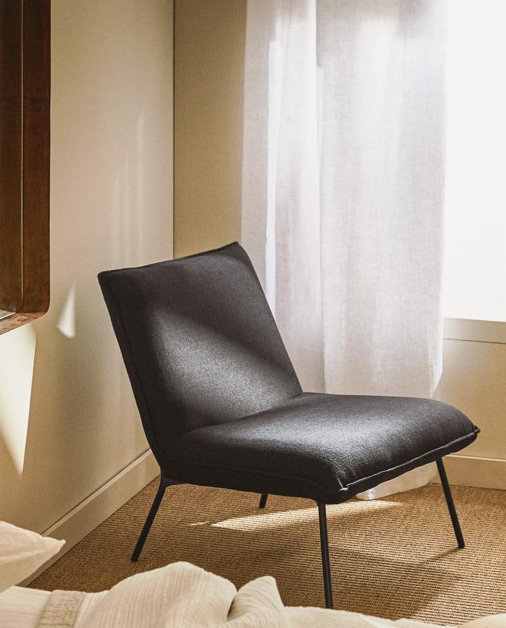 Este sillón que se cuela entre las novedades de la semana de Zara Home es perfecto para dar un nuevo aire a tu rincón de lectura favorito (129 euros)