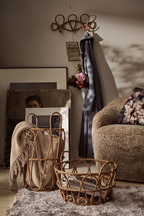 Para almacenaje, de adorno, como macetero... estas cestas de ratán de H&M Home nos han conquistado (29.99 euros)