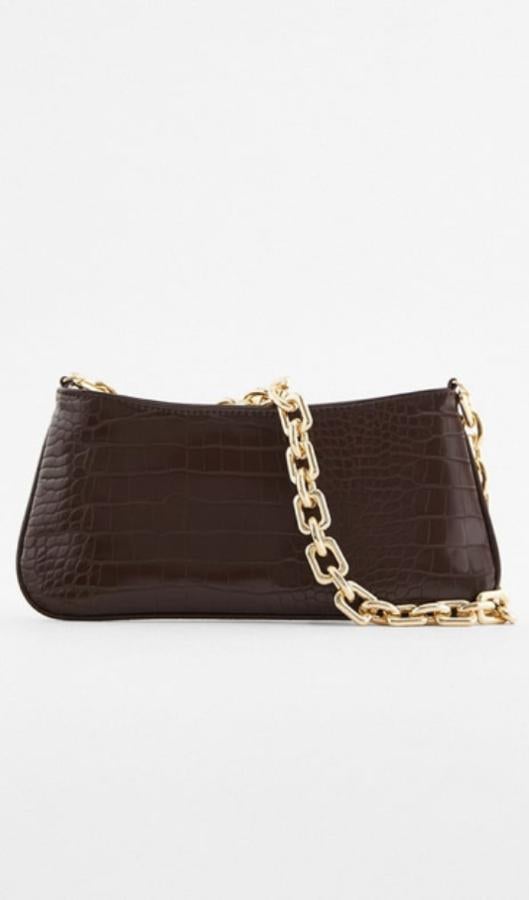 Inspirados en los años 90, los bolsos baguette vuelven pisando fuerte. Este nos parece de lo más sofisticado y el asa es una cadena. Es de Zara (25,95 euros):