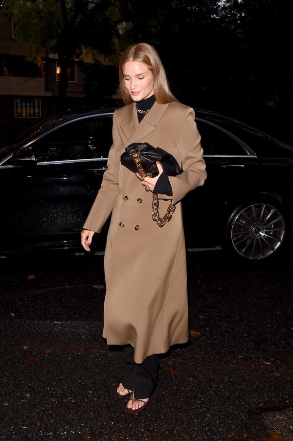 Las modelos son verdaderas fans de este abrigo clásico que sienta como un guante y es sinónimo del chic más atemporal. Rosie Huntington-Whiteley es el mejor ejemplo con este total look de Bottega Veneta.