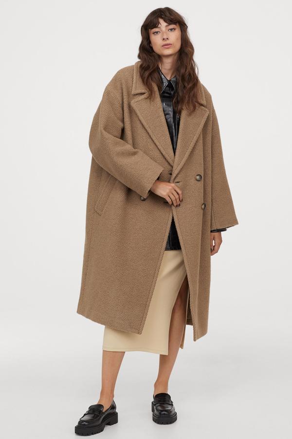 En H&M se apuntan al oversize con este abrigo de mezcla con hombros caídos y manga ancha que está disponible también en otros colores y que te permite llevar jerséis gordos debajo sin problema (129 euros).