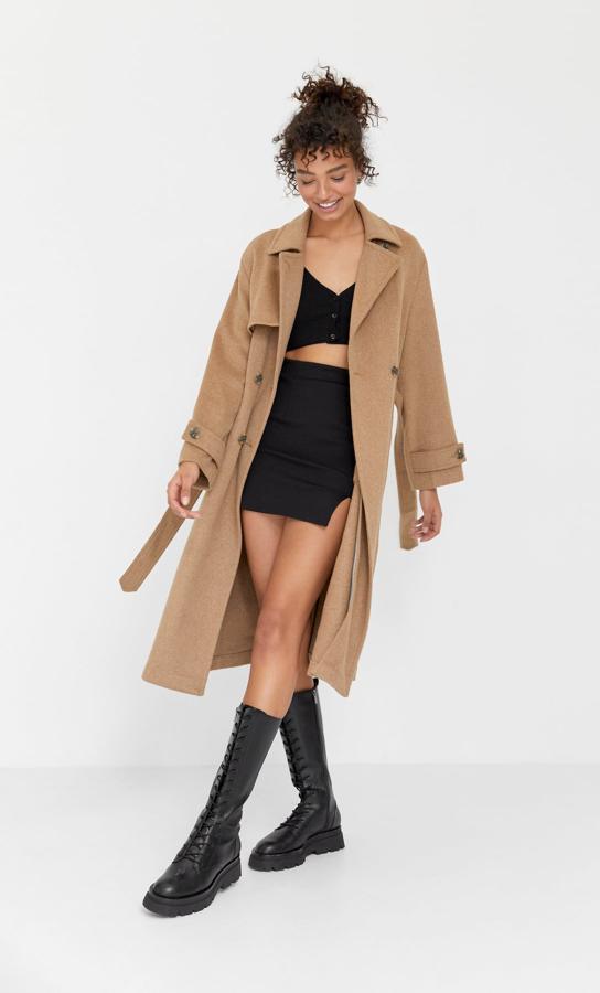 En Stradivarius se han fijado en la estructura de una gabardina para crear este modelo de abrigo camel que nos recuerda mucho a un trench pero hecho en tejido de paño (59,99 euros).