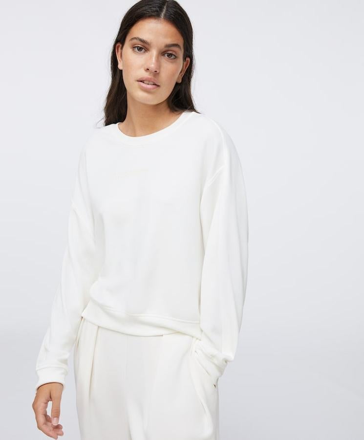 Sudadera blanca de Oysho, (29,99 euros).