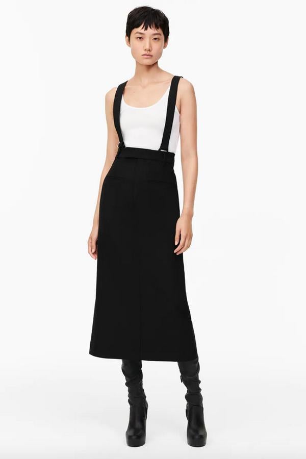 Confeccionada con tejido en mezcla de lana, esta falda de Zara de tiro alto viene con tirantes, detalle de fajín en el mismo tejido ajustable con lazadas cruzadas y bolsillos de vivo en delantero. Con un precio de 79,95 euros, está disponible entre las tallas XS y L.