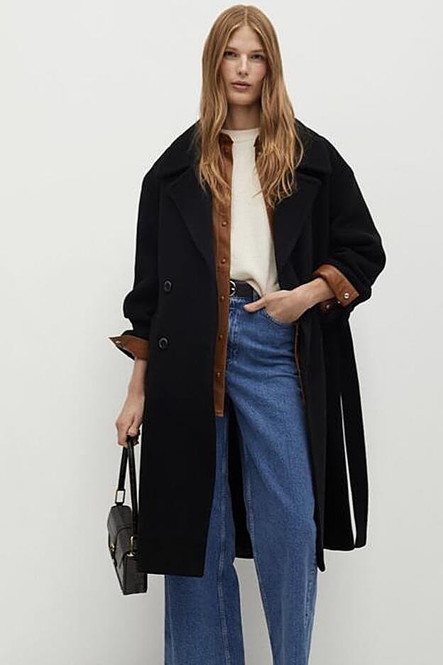 El abrigo negro que lleva Paula Echevarría en este look es de Mango, cuesta 149,99 euros y ya se está empezando a agotar.