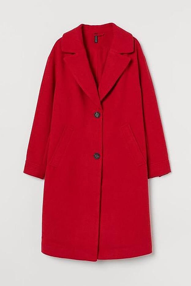 Abrigo rojo vivísimo de H&M, perfecto para iniciar el día con energía.