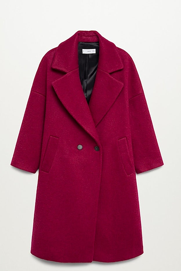 Abrigo de color rojo oscuro de Mango, con la silueta generosa que buscamos.