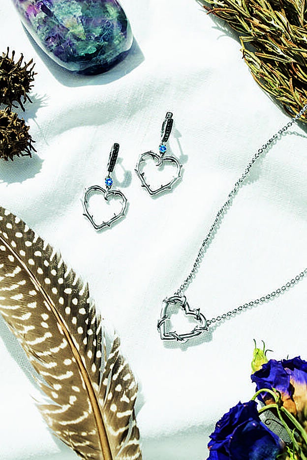 Pendientes de plata con topacios y espinelas (230 €) y colgante de plata (135 €). De la colección The Craft, de Suarez.