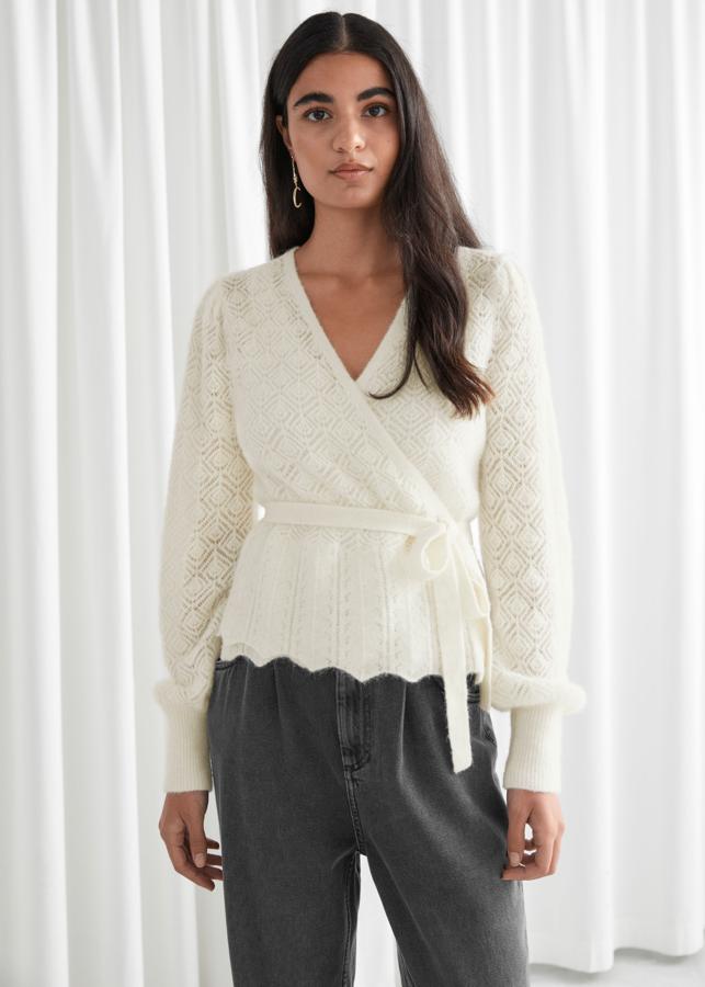 Chaqueta cruzada de alpaca calada en blanco roto, de &Other Stories (79 euros).