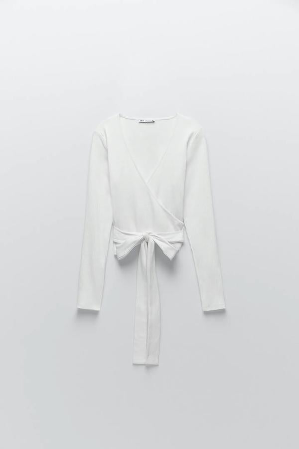 Chaqueta de bailarina en color blanco, con lazo a la cintura, de Zara (15,95 euros).