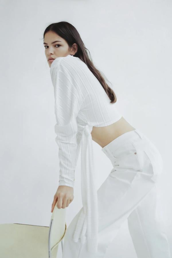 Chaqueta de canalé blanca, con efecto 'wrap', de Zara (17.95 euros).