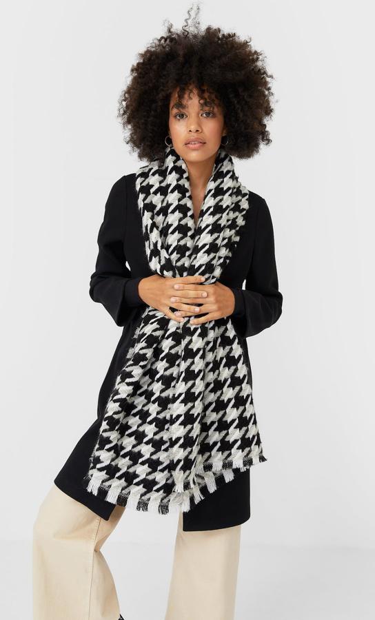 Estampado de pata de gallo en negro y blanco para esta bufanda de Stradivarius con acabados desflecados. Tiene un precio de 15,99 euros.