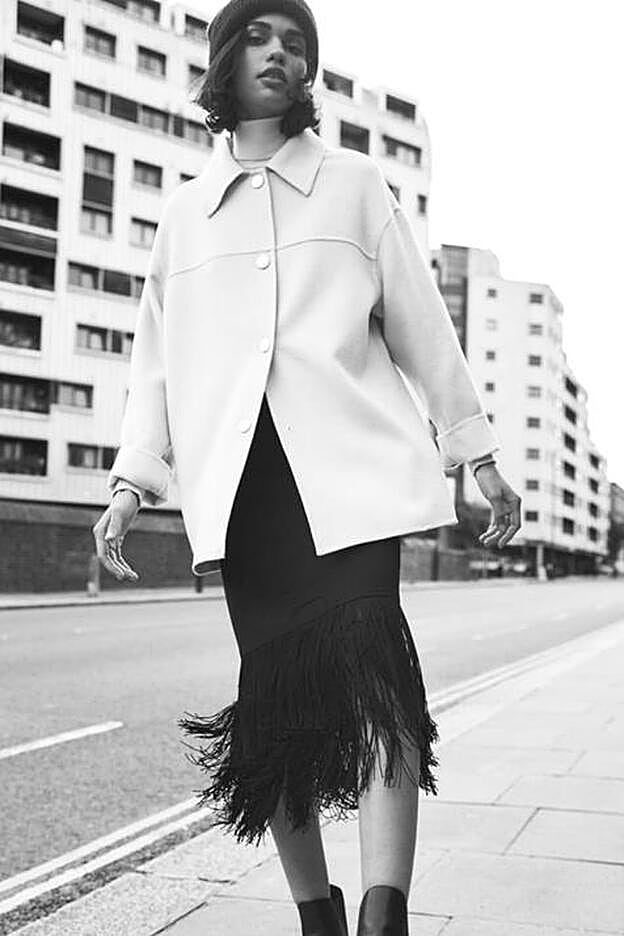 Esta falda midi con flecos de Zara ha salido a la venta hace apenas unos días y ya no quedan tallas.