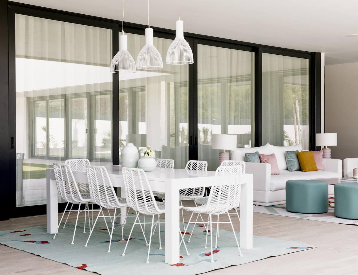 En la gran terraza de la casa de Paula Echevarría también encontramos un amplio comedor exterior donde disfrutar de agradables comidas al aire libre. Un espacio "color block, que contrasta a la perfección con los textiles a todo color presentes en la terraza".