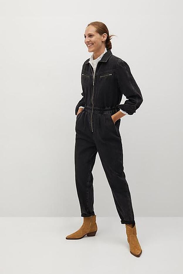Mono vaquero con cremallera frontal, de Mango (49,99 €).