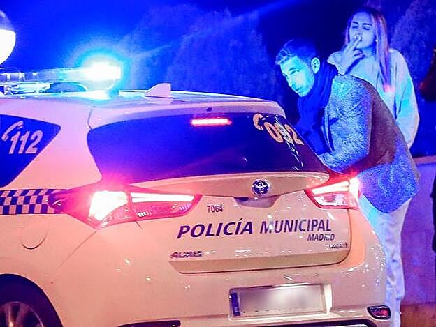 Tom hablando con los agentes.