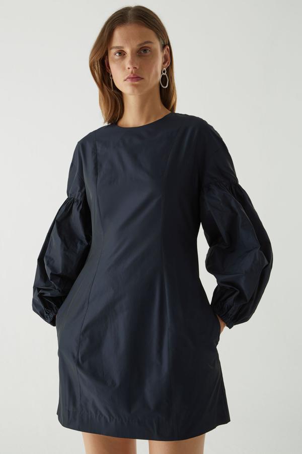 Minivestido de nylon reciclado con cuello redondo y manga larga, de COS (89 €).