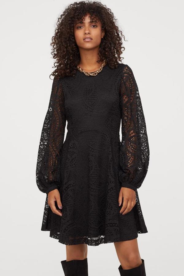 Minivestido de encaje con puños ajustados, de H&M (59,99 €).