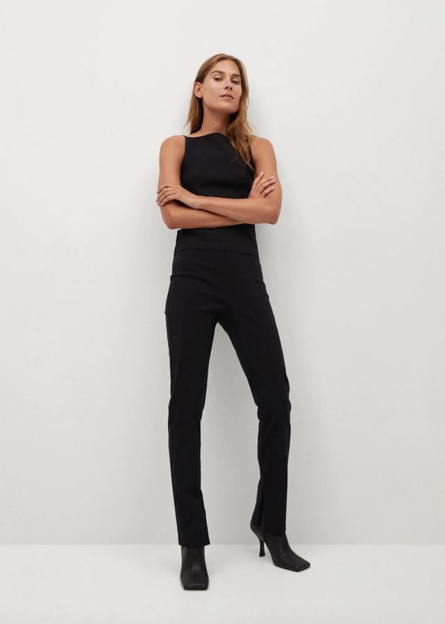 De venta exclusiva en la web de Mango, este pantalón de tiro alto con diseño recto, aberturas en el bajo y cierre oculto de cremallera lateral tiene un precio de 29,99 euros y está disponible entre las tallas 34 y 42.